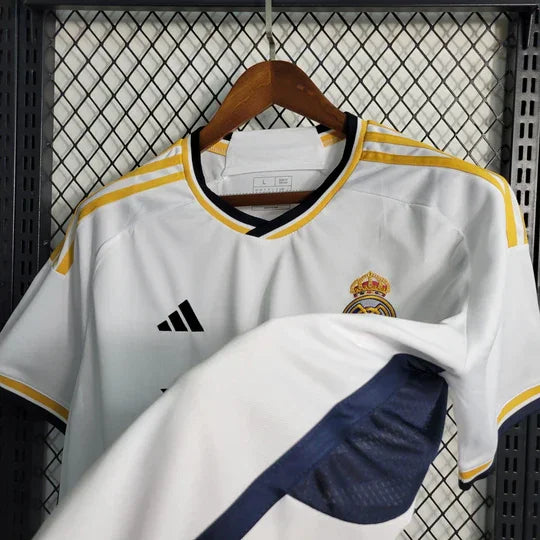 Maillot domicile Real Madrid saison 2023-2024, marque Le 12-ème Maillot, vue de face avec logo et détails du maillot blanc.