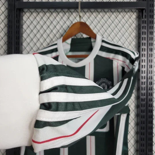 Maillot Manchester United extérieur 2023 2024 à manches longues, par Le 12-ème Maillot, vue frontal du maillot de football.