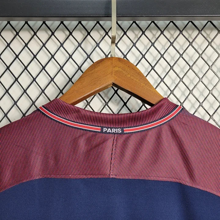 Maillot Paris rétro 2017 2018 Le 12 -ème Maillot, maillot de football avec design vintage, vue de face.