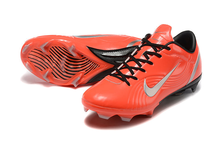 Crampons Mercurial Vapor 1 de Le 12 -ème Maillot, vue en gros plan sur les crampons et la semelle.