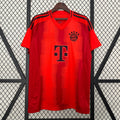 Maillot domicile Bayern Munich 2024/2025 Le 12 -ème Maillot, maillot de football rouge avec logo du club et détails blancs
