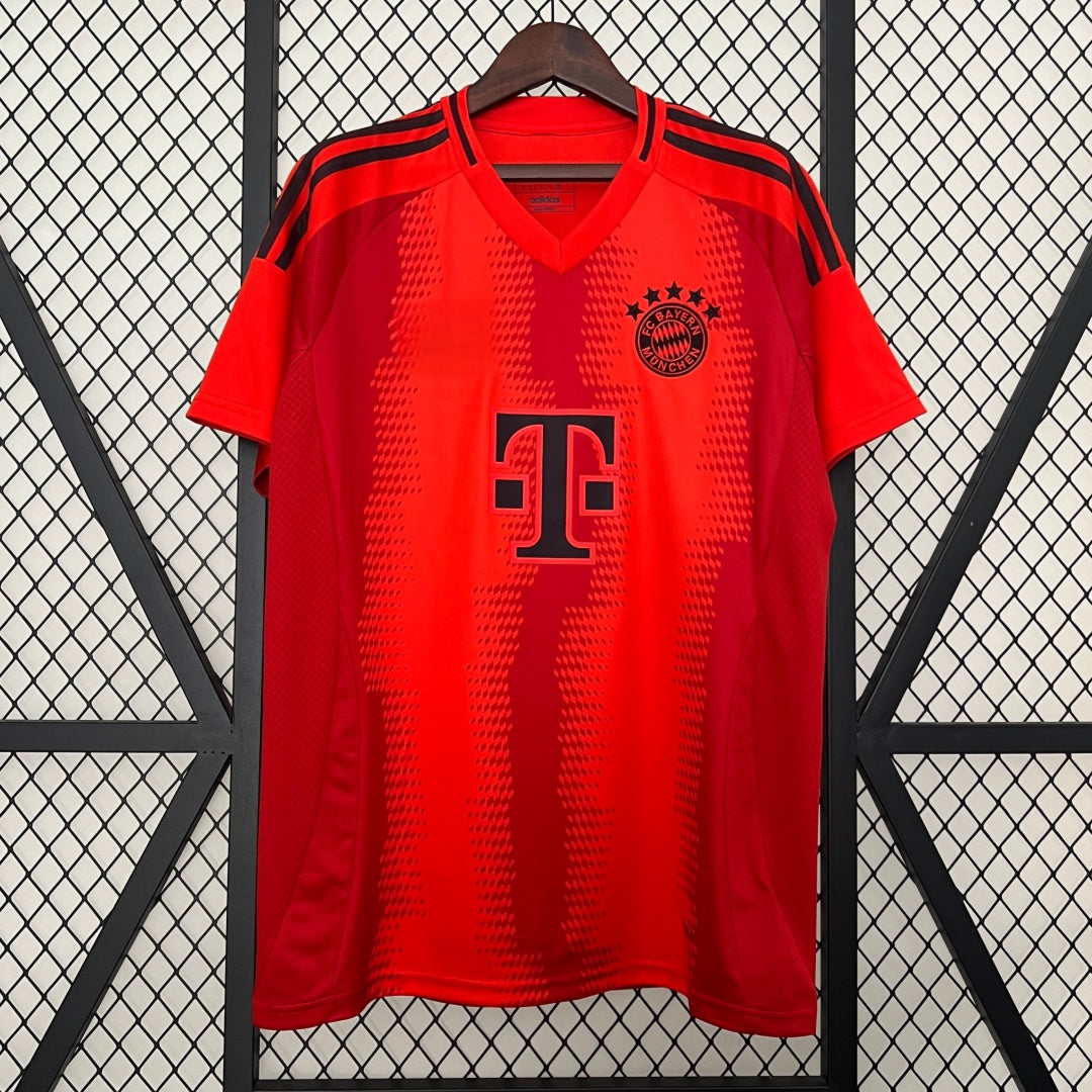 Maillot domicile Bayern Munich 2024/2025 Le 12 -ème Maillot, maillot de football rouge avec logo du club et détails blancs