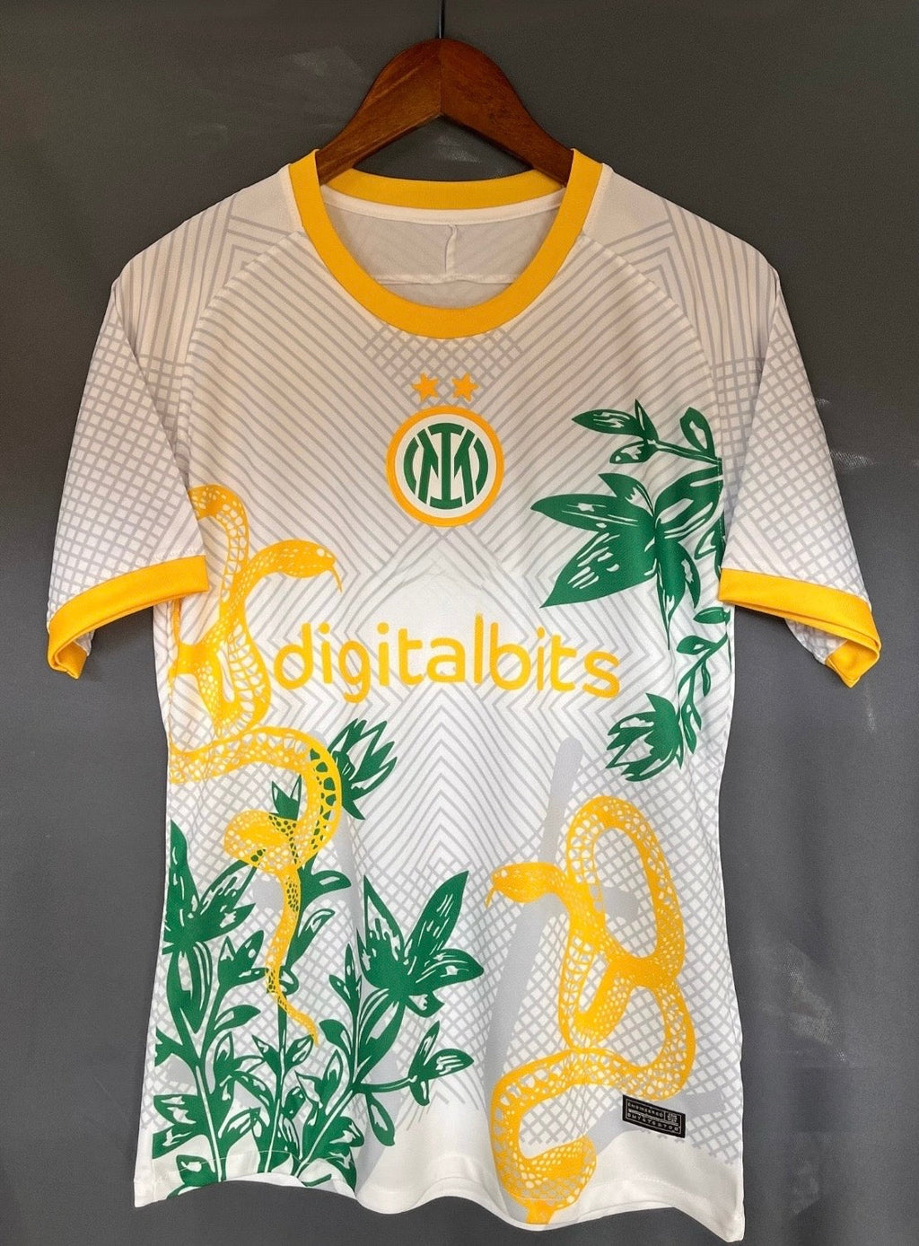Maillot blanc de l'inter Milan 24/25, modèle spécial serpent, par Le 12 -ème Maillot, vue du devant sur mannequin.