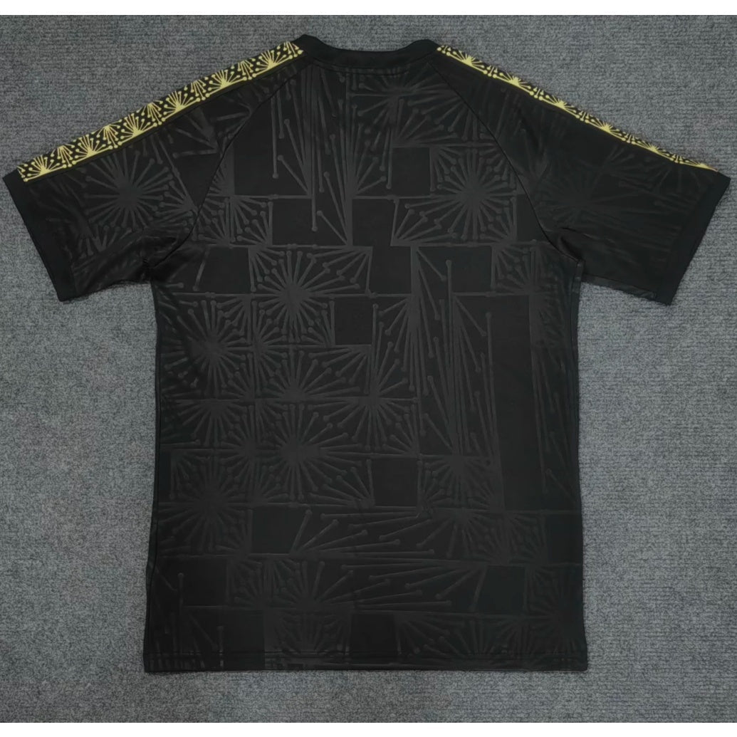 Maillot de football Le 12 -ème Mexique 25/26 noir, design spécial, vue de face.