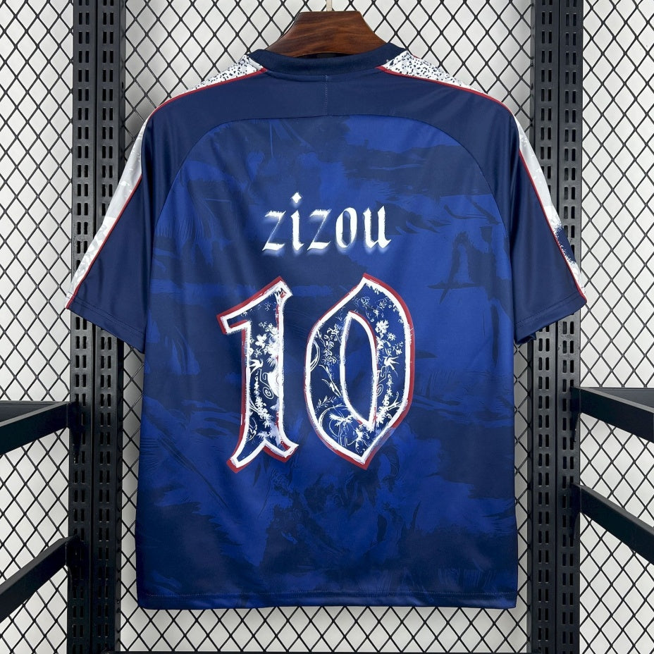 Maillot de football France Zizou #10 rétro de la marque Le 12-ème Maillot, vue de face avec logo et détails du design.
