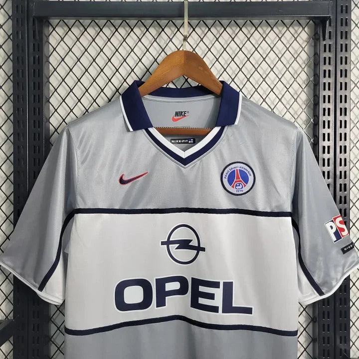 Maillot de football Paris Retro 2000 Le 12-ème Maillot, maillot vintage avec logo et design rétro visible sur fond blanc