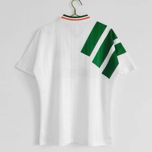 Maillot extérieur rétro de l'Irlande 1992-1994, maillot de football Le 12 -ème Maillot, vue en gros plan de l'équipement.