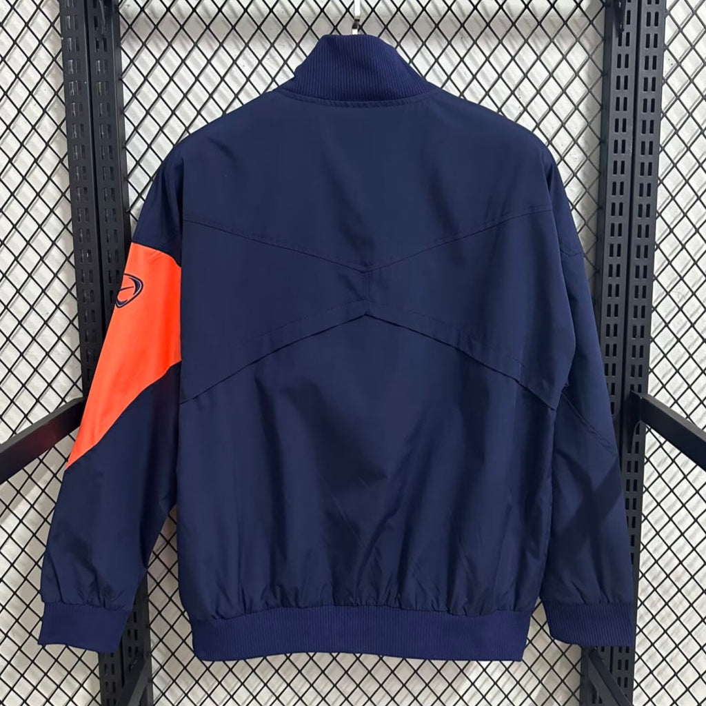 Veste coupe-vent réversible Le 12 -ème Maillot AC Milan, noir et rouge, détails du logo et fermeture éclair visible.