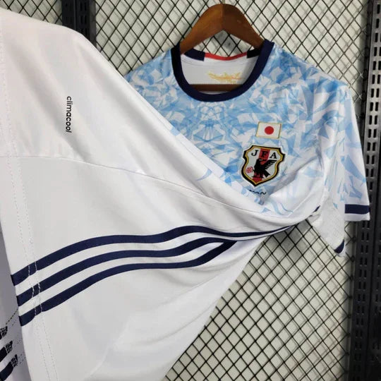 Maillot de football Japon rétro 2016-2017 de la marque Le 12, vue de face avec détails du design.