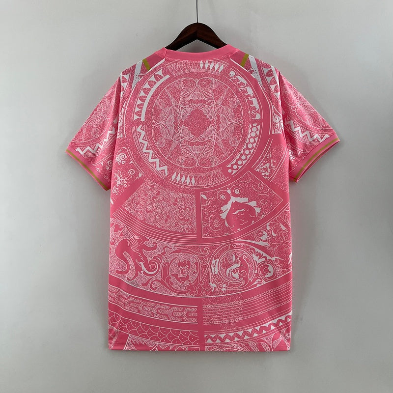 Maillot Italie 24/25 rose Le 12 -ème Maillot, maillot de football pour la saison 2024-2025, vue de face avec logo et détails colorés