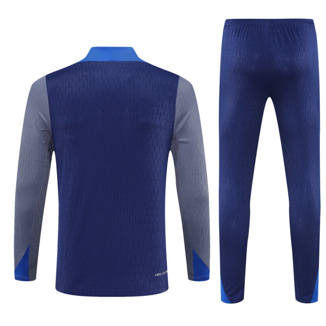 Ensemble PSG bleu 25/26 de la marque Le 12-ème Maillot, costume sportif pour jeunes, visible en détail dans l'image.