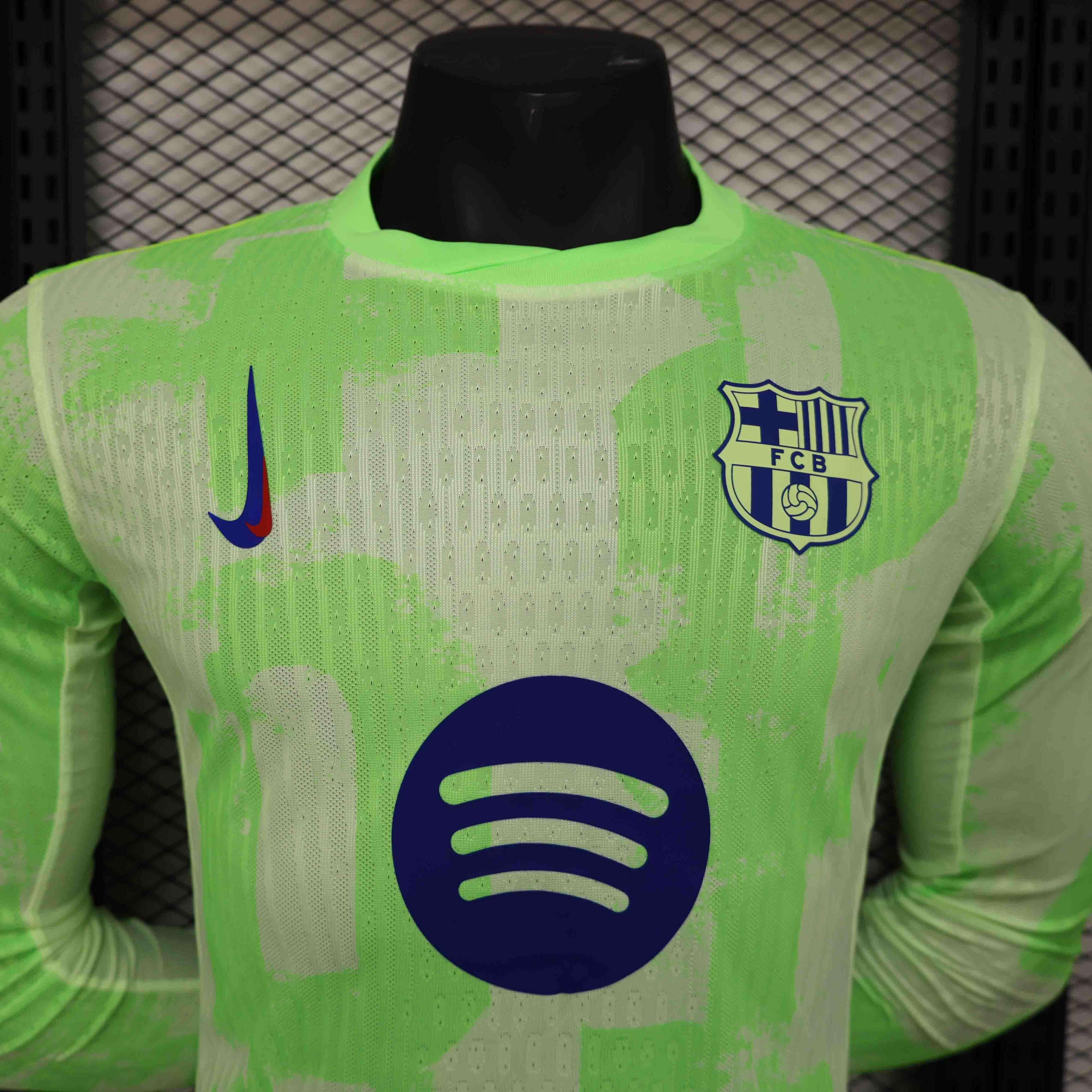 Maillot à manches longues Le 12 -ème Maillot Barcelone 2024-2025, maillot de football avec logo et design officiel.