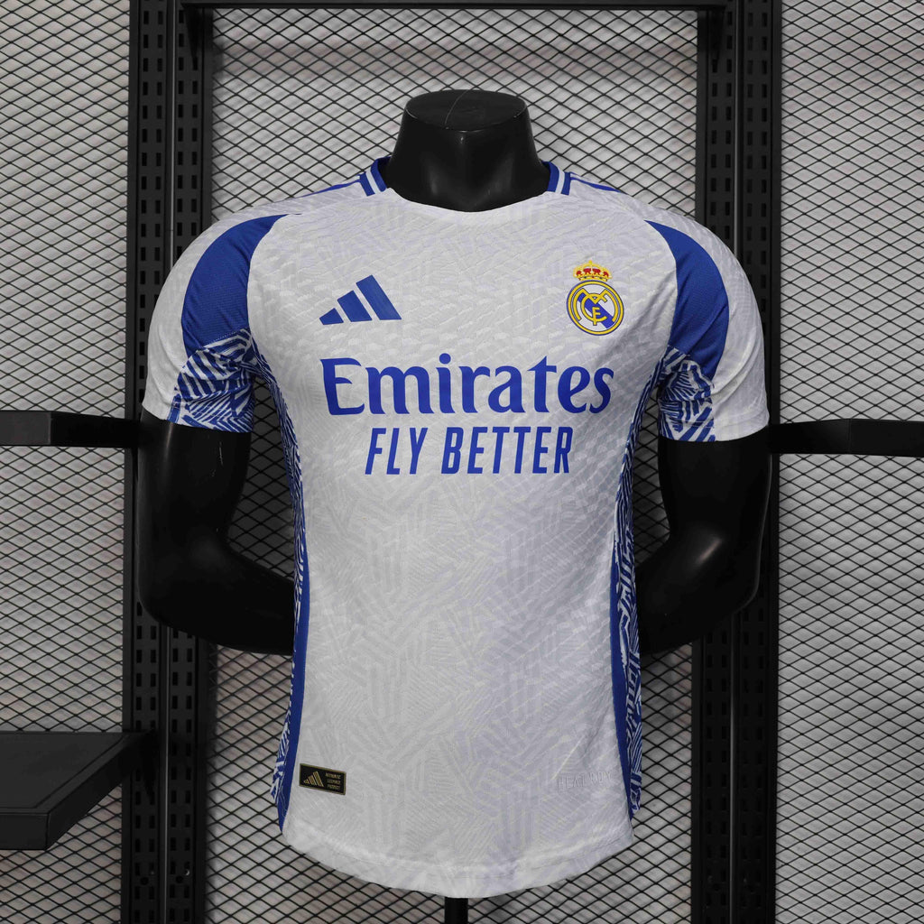 Maillot concept du Real Madrid 2025-26 de la marque Le 12 -ème Maillot, vue de face avec le logo du club et design moderne.