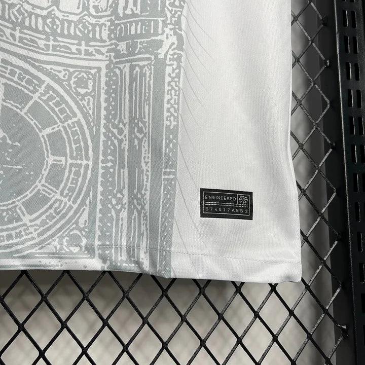 Maillot de football Angleterre 2024-2025 Le 12-ème Maillot, conception moderne, vue frontale avec détails du design.