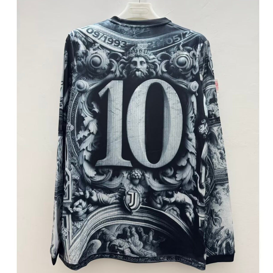 Maillot Juventus 25/26 à manches longues, marque Le 12 -ème Maillot, détails du design et logo de l'équipe.