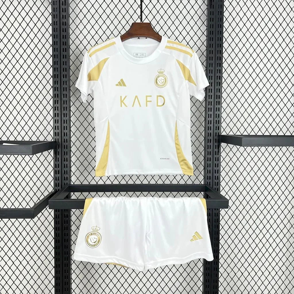 Maillot enfant Al-Nassr 2024-25 Le 12, kit de football pour jeunes, jersey officiel avec logo et détails de l'équipe.