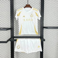 Maillot enfant Al-Nassr 2024-25 Le 12, kit de football pour jeunes, jersey officiel avec logo et détails de l'équipe.