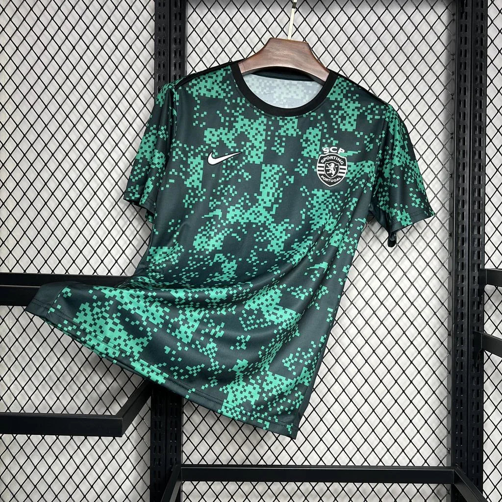 Maillot Sporting concept 2024-25 par Le 12 -ème Maillot, design sportif avec logo et détails modernes visible sur l'image.
