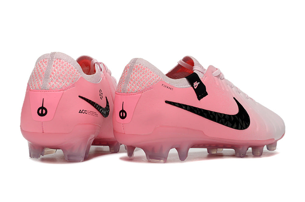 Crampons Le 12 -ème Maillot Tiempo Legend X Elite pour football, vue en gros plan sur les crampons en caoutchouc.