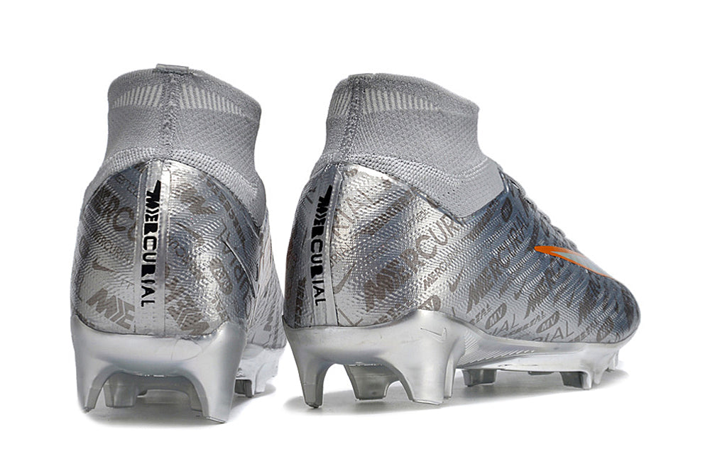 Crampons Mercurial Superfly IX Elite de Le 12 -ème Maillot, vue des pointes et de la structure en acier pour le football.