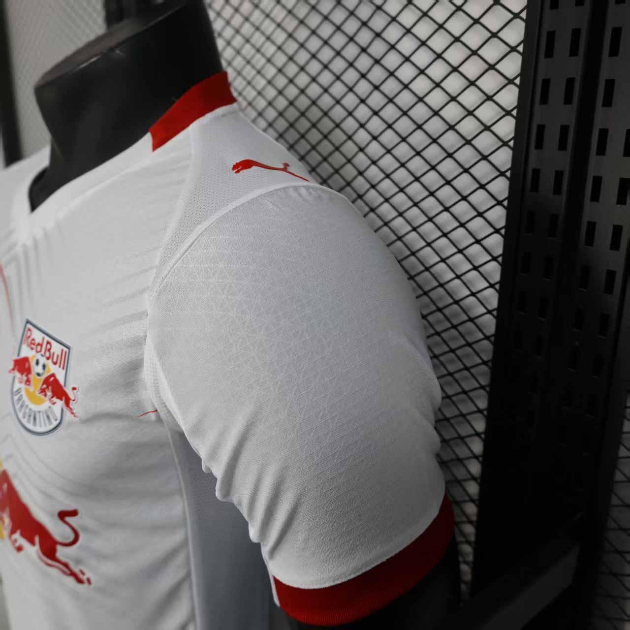 Maillot Leipzig 2025-26 Le 12 -ème Maillot, maillot de football avec logo de l'équipe, couleur principale bleu et blanc.