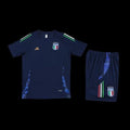 Ensemble Italie Le 12 -ème Maillot, veste et pantalon en tissu léger, couleurs bleue et blanche, porté par un mannequin.