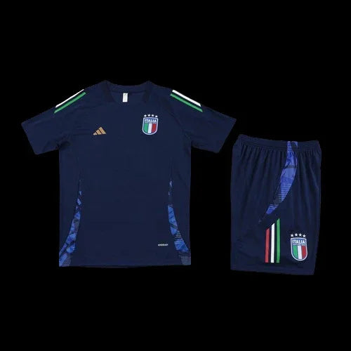 Ensemble Italie Le 12 -ème Maillot, veste et pantalon en tissu léger, couleurs bleue et blanche, porté par un mannequin.