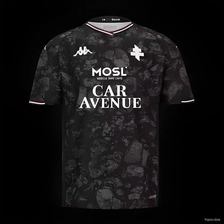 Maillot Metz Third 2023/24 de Le 12 -ème Maillot, maillot de football avec logo et design de l'équipe Metz, vue de face.