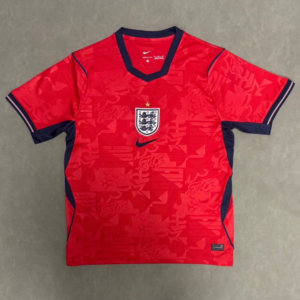 Maillot de football extérieur Angleterre 25/26, modèle Le 12, en tissu léger avec logo et détails traditionnels.