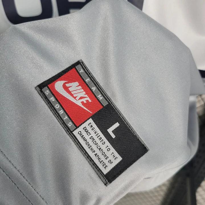 Maillot de football Paris Retro 2000 de la marque Le 12 -ème Maillot, vue de face avec logo et détails vintage.