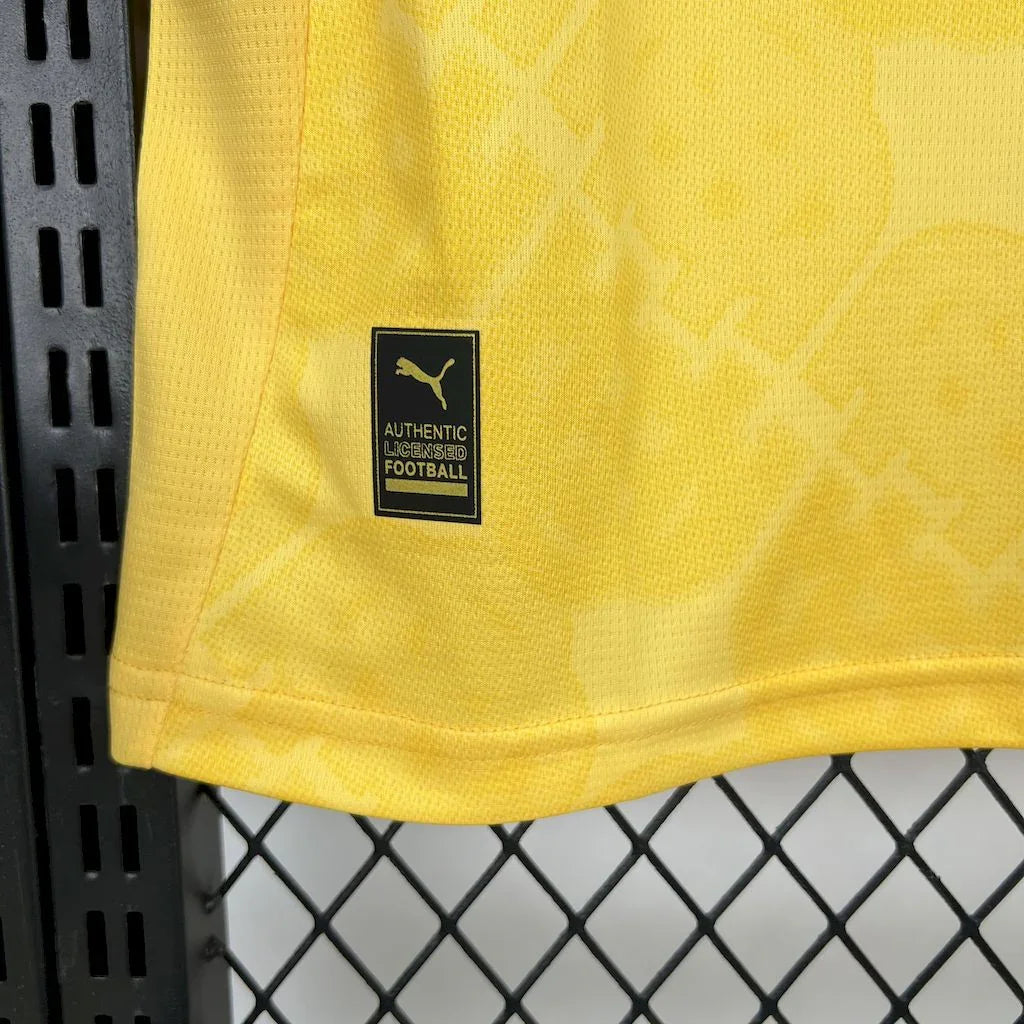 Maillot extérieur AC Milan 2025-26 de Le 12 -ème Maillot, maillot de football noir et rouge avec logo du club visible