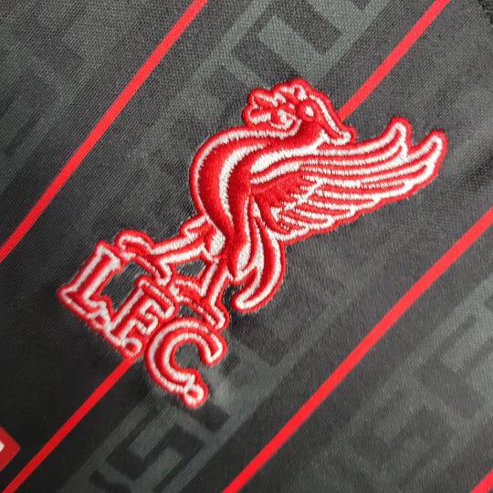 Maillot Liverpool LeBron James 2023, maillot de basketball noir avec logo et numéro 23, porté par Le 12 -ème Maillot.