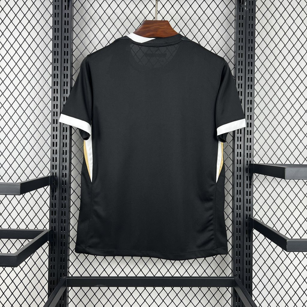 Maillot Atlético Mineiro 2026-27 Le 12 -ème Maillot, jersey officiel avec logo et design moderne, porté par un modèle.