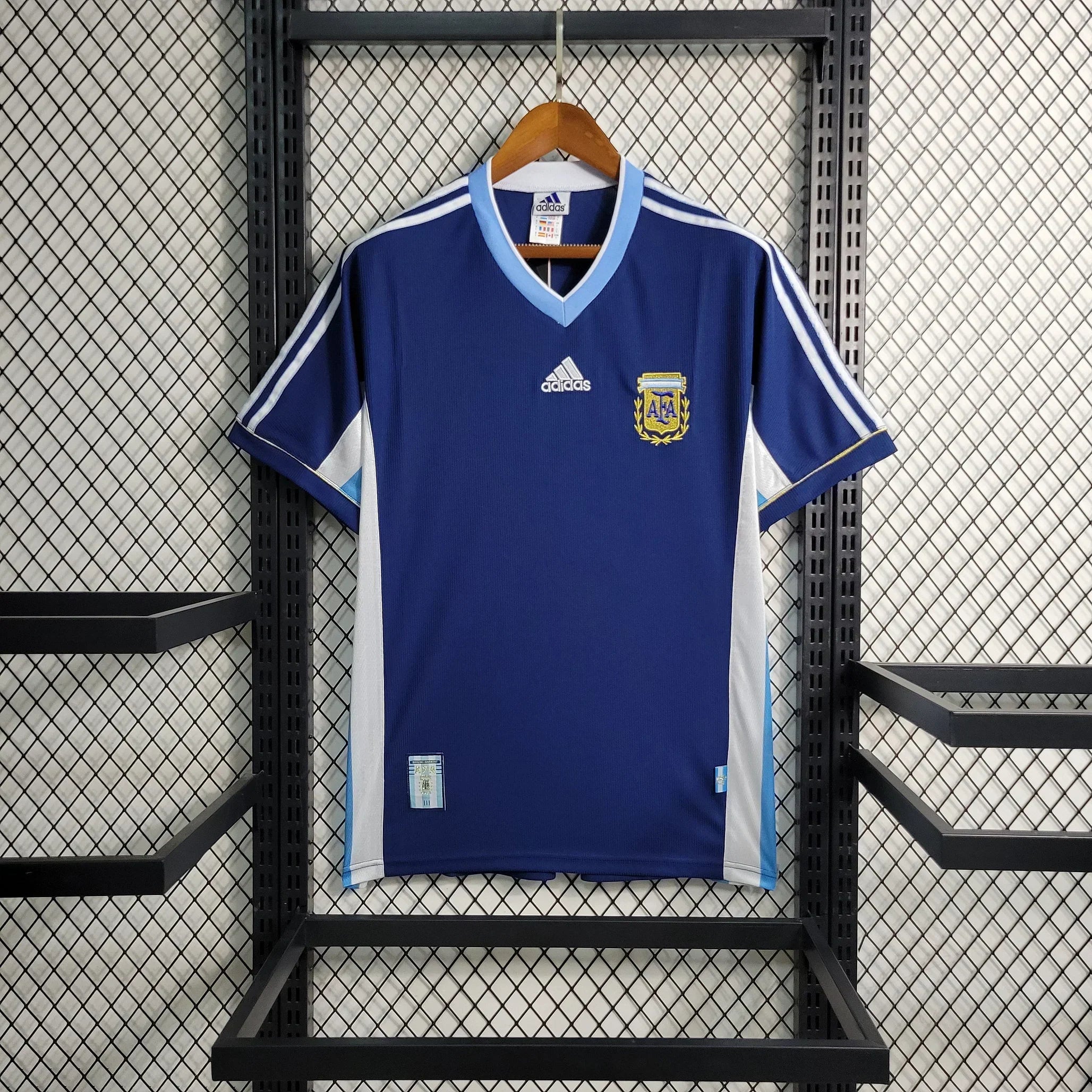 Maillot de football rétro Argentine 1998, marque Le 12 -ème Maillot, vue front avec logo et détails traditionnels.