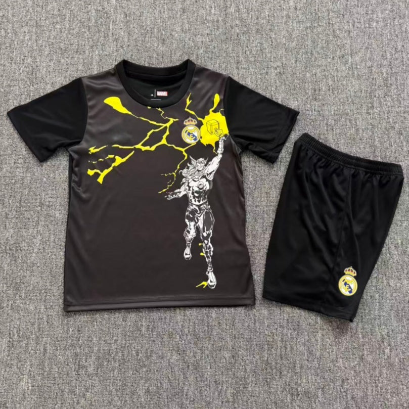 Ensemble enfant 25/26 Real Madrid Le 12 -ème Maillot, maillot et short blanc avec logo du Real Madrid.