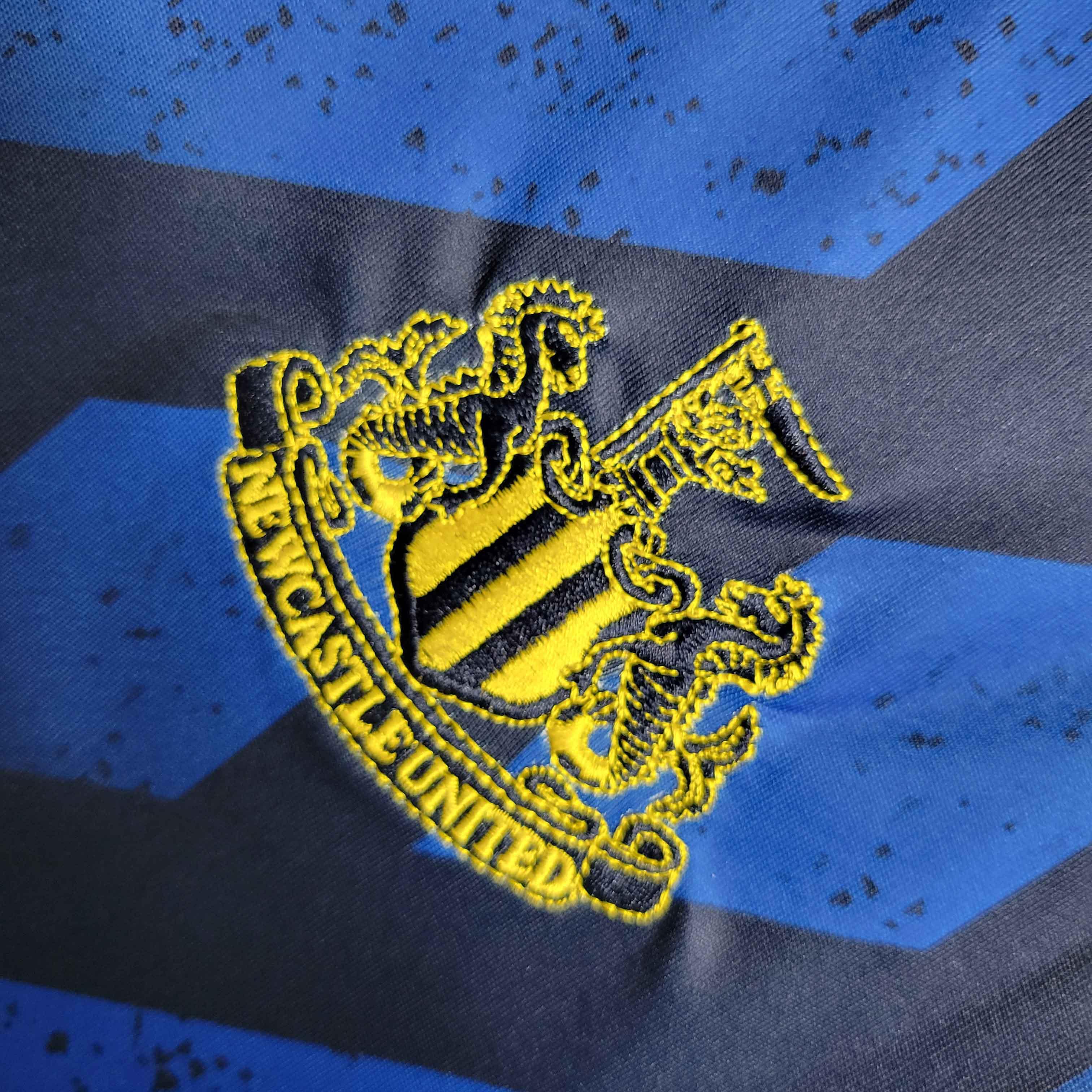 Maillot extérieur Newcastle 2023-24 Le 12 -ème Maillot, maillot de football avec logo de l'équipe et design sportif.