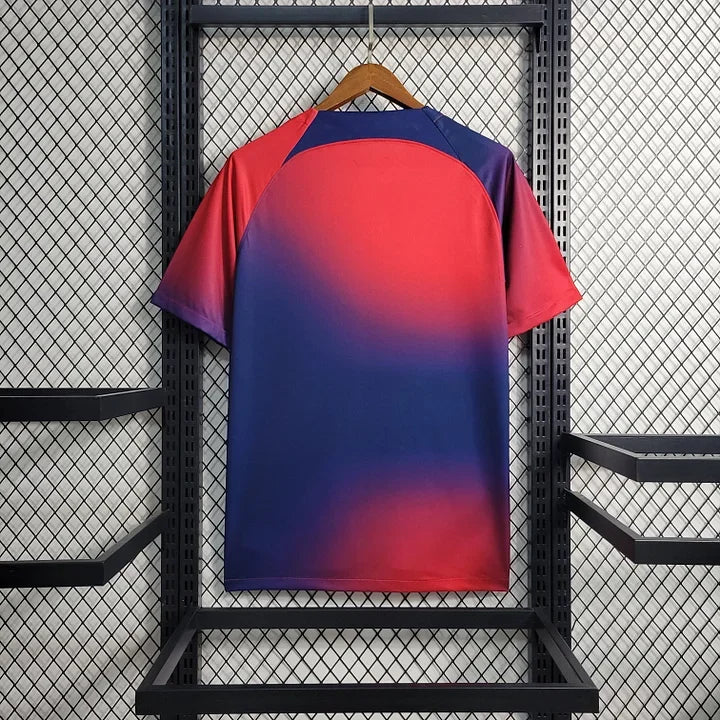 Maillot d'entraînement Le 12 -ème Maillot Paris 2023 2024 avec logo et détails colorés, vue de face.