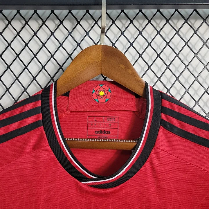 Maillot domicile Manchester United 2023 2024 de la marque Le 12 -ème Maillot, vue de face avec logo et design rouge.