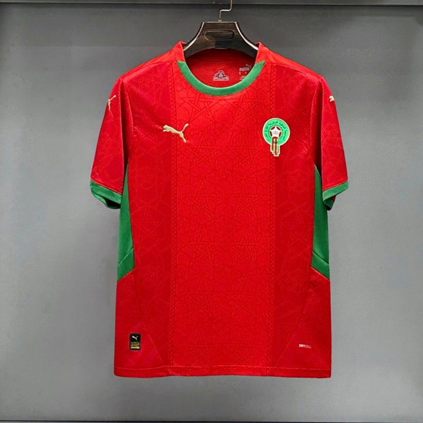 Maillot domicile 24/25 Maroc Le 12-ème Maillot, maillot de football avec drapeau marocain, vue de face.