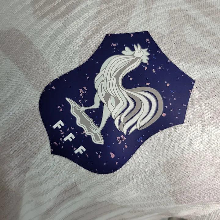 Maillot de l'équipe de France 2023-2024 Le 12 -ème Maillot, vue de face avec logo et détails en bleu, blanc et rouge.