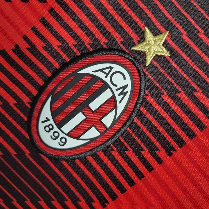 Maillot domicile AC Milan 2023-2024 Le 12 -ème Maillot, maillot de football avec logo et couleurs rouges et noires.