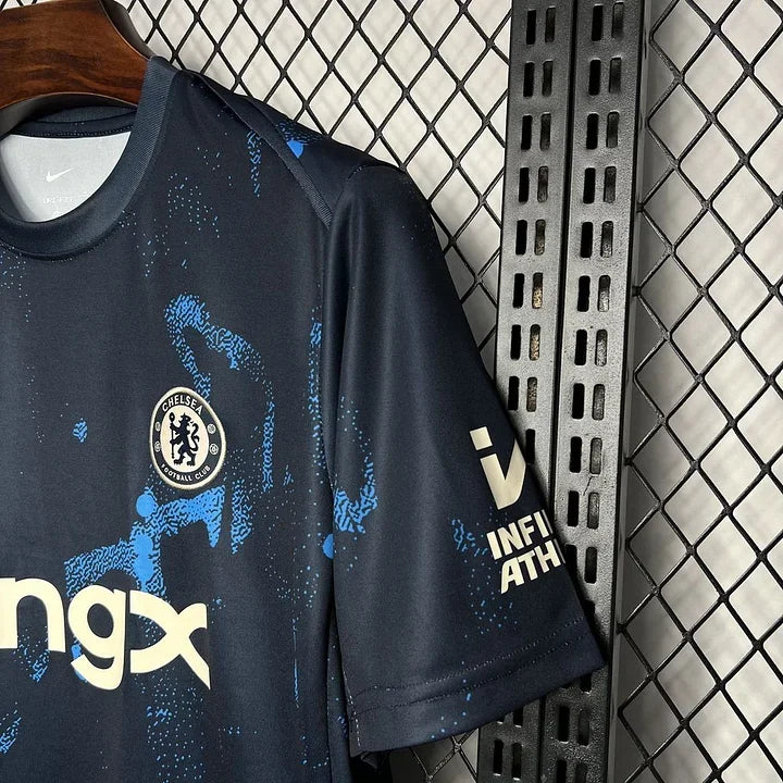 Maillot d'entraînement Chelsea FC 2024-2025, marque Le 12, en tissu léger avec logo et couleurs traditionnelles de l'équipe.