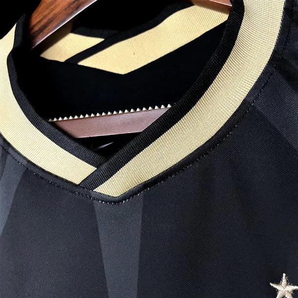 Maillot de football Brésil Concept 2023 de la marque Le 12, avec logo et design bleu, jaune et vert, porté sur un mannequin.