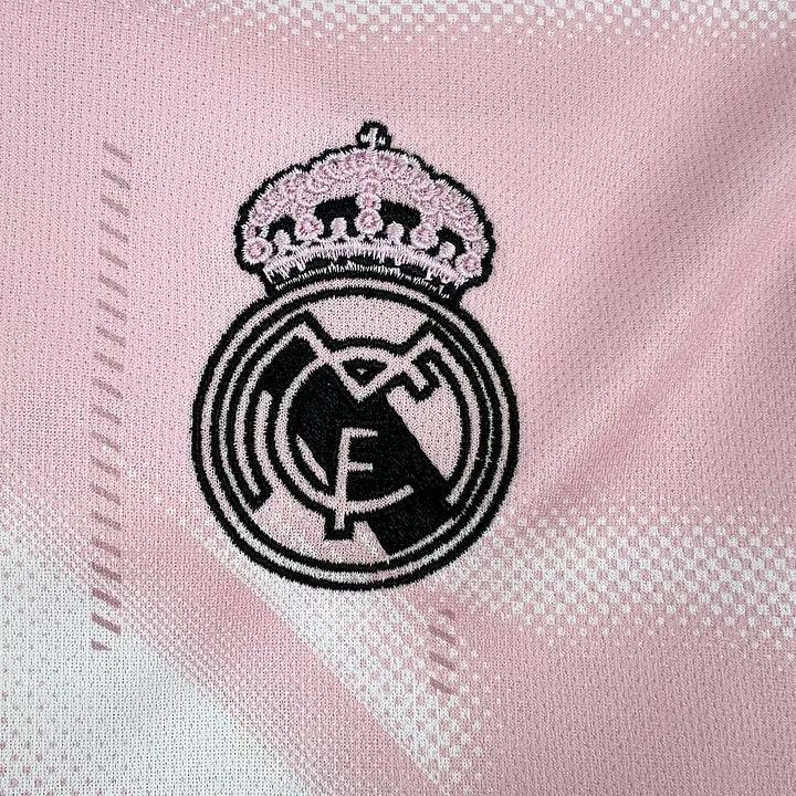 Maillot concept Real Madrid 2025 par Le 12-ème Maillot, devant avec logo du club, design moderne et blanc.