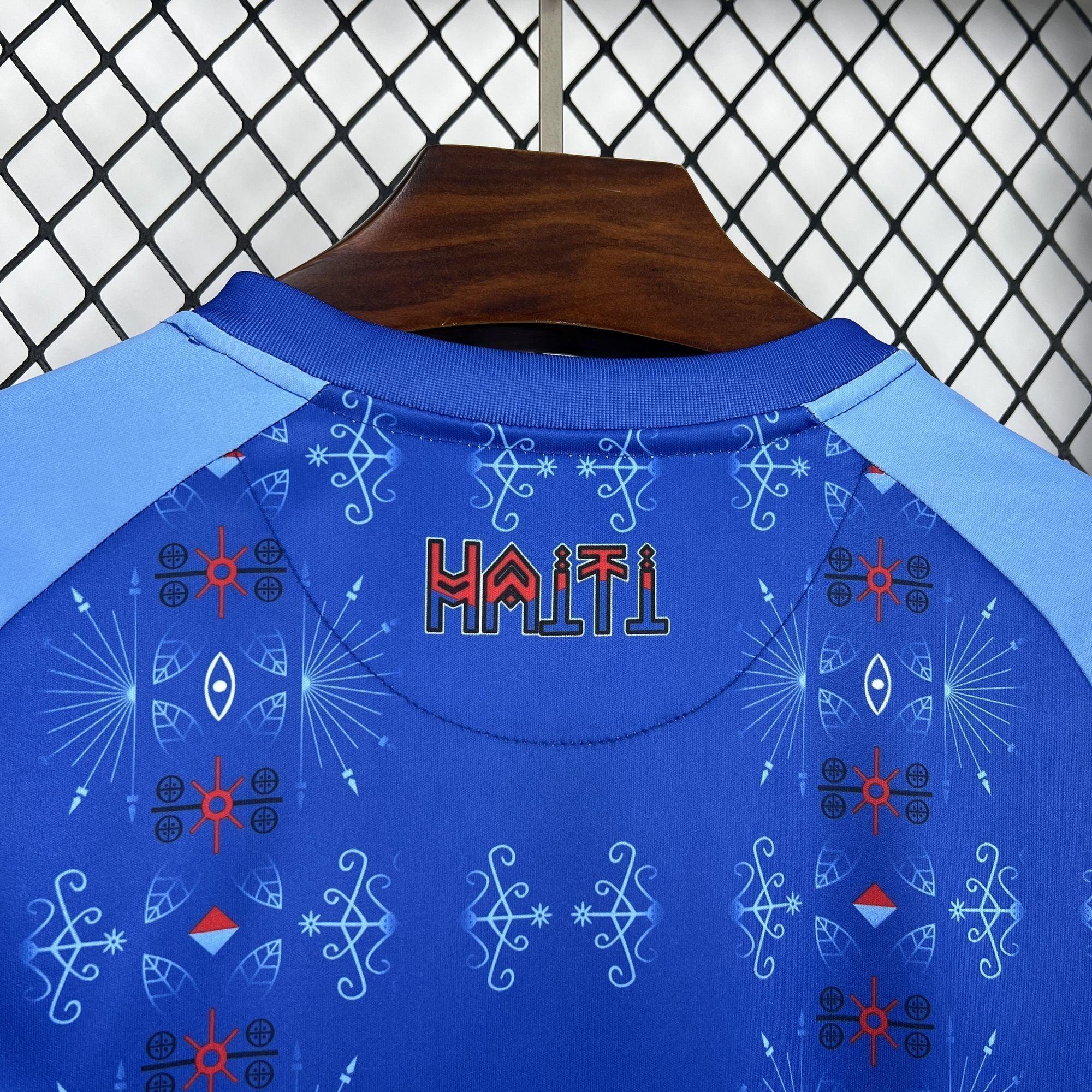 Maillot Haïti Coupe du monde 2026 Le 12 -ème Maillot, devant avec logo et couleurs nationales, en tissu léger.