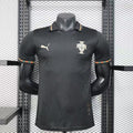 Maillot de football noir Portugal 25/26 Le 12 -ème Maillot, porté par un joueur, avec logo et détails du maillot spécial.