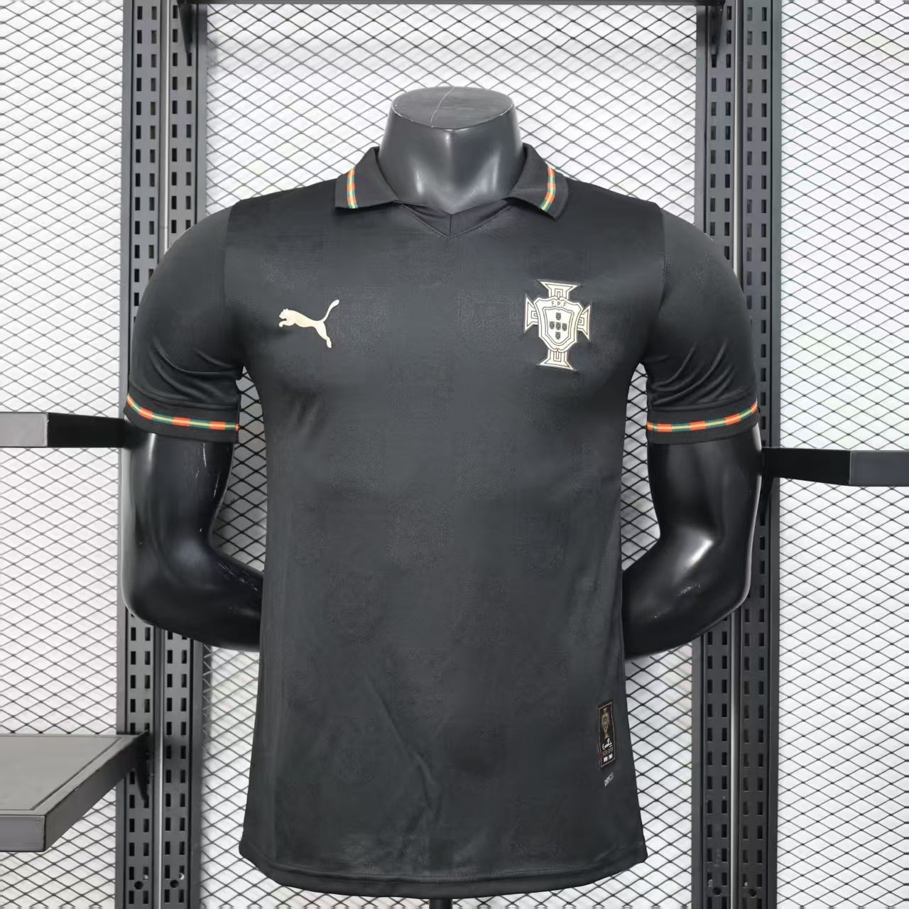 Maillot de football noir Portugal 25/26 Le 12 -ème Maillot, porté par un joueur, avec logo et détails du maillot spécial.