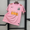 Maillot de football 11/12 Santos Retro rose par Le 12 -ème Maillot, vue de face avec logo et détails colorés.