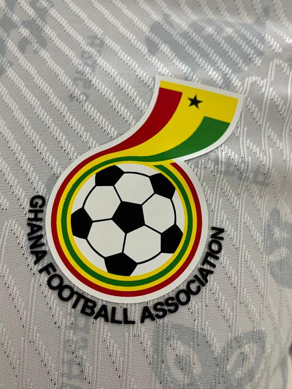 Maillot Ghana 2025-26 Le 12 -ème Maillot, maillot de football jaune avec logo et détails verts, porté par un joueur.