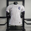 Maillot de l'Équipe de France 2023-2024 Le 12, maillot de football bleu avec logo national et détails blancs.